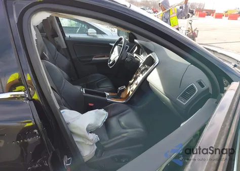 2017 Volvo Xc60 T5 Inscription z USA, uszkodzony, nr VIN YV440MDU1H2148967